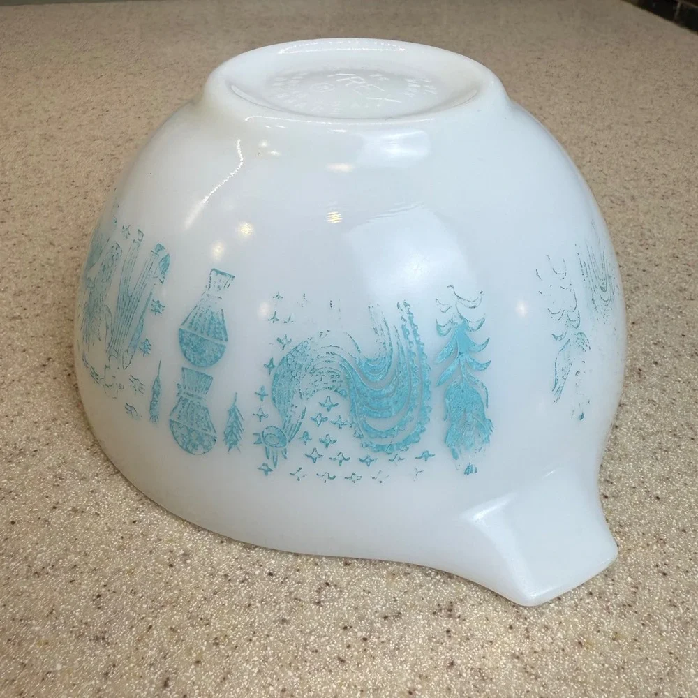 Vintage Pyrex 441 Butterprint Cinderella Mixing Bowl 1.5pt Turquoise White Amish